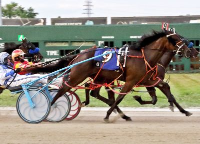 Smothastenesewisky (#9) edges Lady Warrior (#8) right at the wire