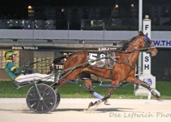 Lucky Artist A glides to the wire