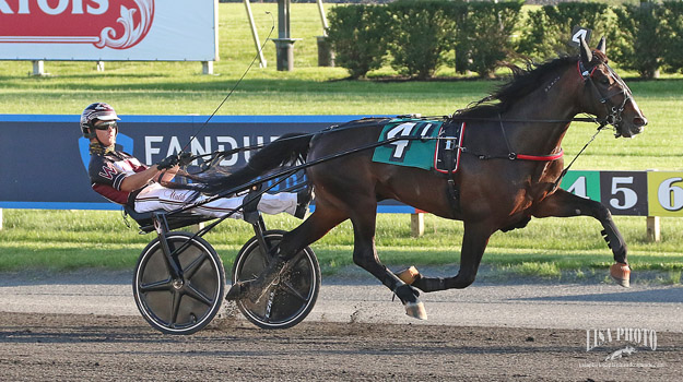 Cuatro De Julio winning at The Meadowlands