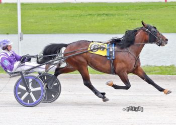 Closing day feature won in 11 length romp