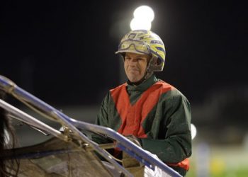 Hollis back in winning form