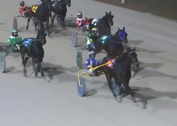 Beachin Lindy rides three-wide wave