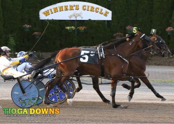 Miley Rose hangs tough in beating race favorite