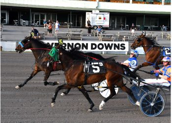 Unusal Clarity nails race favorite at the wire