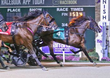 Thrilling finish to kick off the Breeders Crown