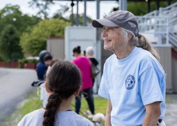 HHYF presents Service To Youth Award to Vicky Rouch