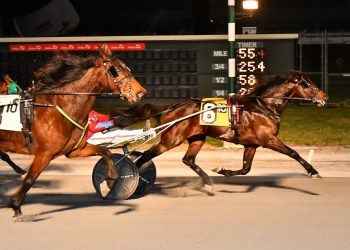 Last Glow capitalizes on miscue by race favorite