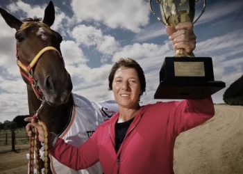 Margaret Lee presented with Pearl Kelly Award