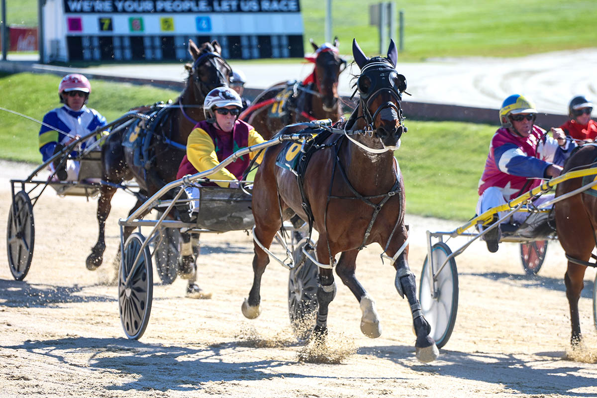 Rank outsider wins for Cross 1