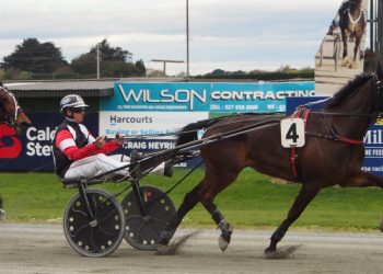 Ya Rite Darl wins Oaks