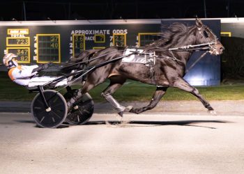 Off the pace winners rule Saturday card