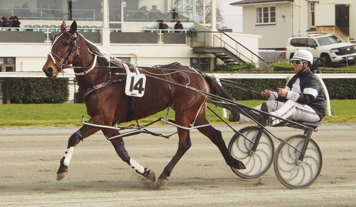 Jones has big team at Cromwell 1