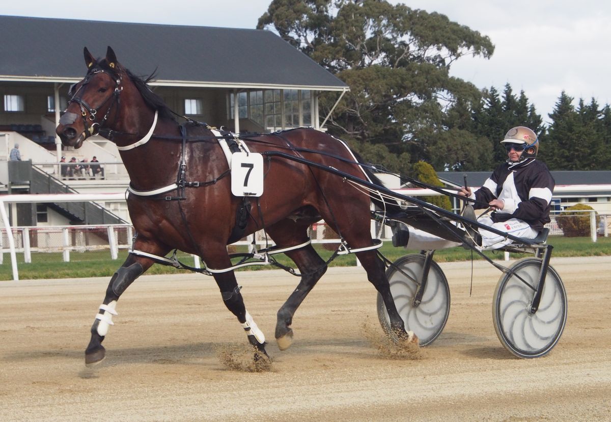 Jones has big team at Cromwell 2