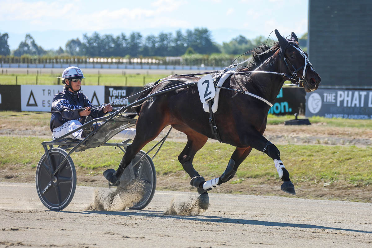 Jones has big team at Cromwell 3